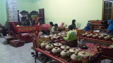 KKN Stipram Yogyakarta Tekun Berlatih Seni Karawitan Bersama Warga Dusun Mangiran