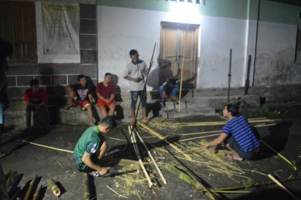 Pembuatan Spot Foto di Lapangan Tegal Ombo Dusun Nengahan