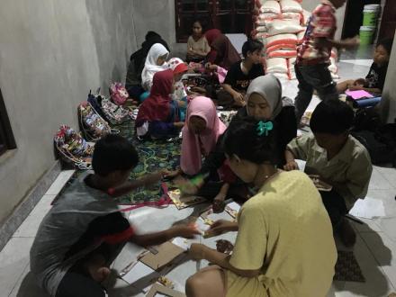 Pentingnya Kreatifitas Sejak Dini, KKN KKN Stipram Yogyakarta Ajak Anak-Anak Buat Kerajinan Tangan