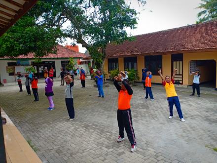 Senam Kesegaran Jasmani di Balai Desa Poncosari