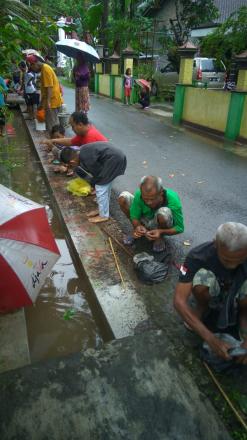 Jadikan Selokan Sebagai Lomba Memancing