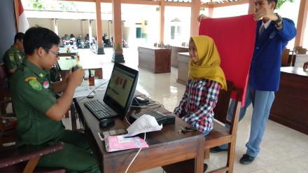 Jemput Bola Perekaman E-KTP di Kantor Desa Trimurti