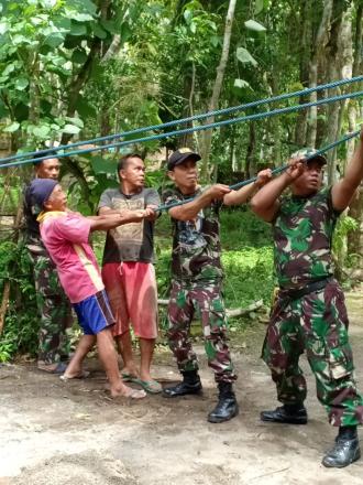 Babinsa dan Warga Gotong Royong Renovasi RTLH