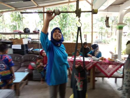 Kepala Dusun Lopati Dampingi Kegiatan Posyandu Mekar Asih
