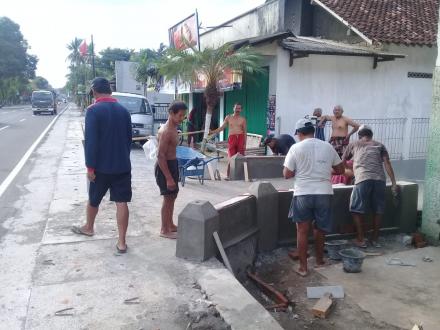 Manfaatkan Hari Libur Untuk Memperbaiki Jalan