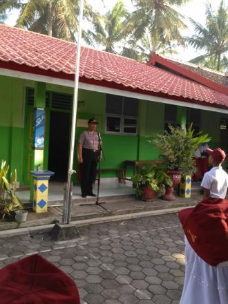 Iptu Isnen Haryanto Pimpin Upacara Bendera SD 2 Srandakan