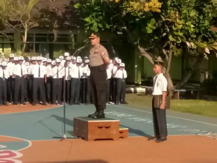 kapolsek  Srandakan B. Muryanto Hadiri Upacara Bendera SMPN 1 Srandakan