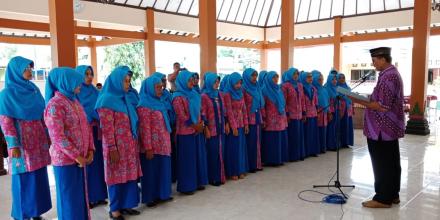 Pelantik dan Pengukuhkan Keanggotaan Tim Penggerak Pemberdayaan dan Kesejahteraan Keluarga (TP PKK) 