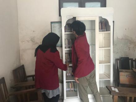 PERBAIKAN PERPUSTAKAAN DI KELURAHAN TRIMURTI