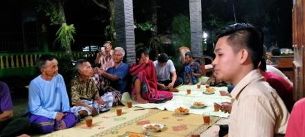 Eratkan Silaturahmi dengan Pihak Dukuh, Tim KKN Ikuti Arisan Rutin RT 84 Dukuh Nengahan.