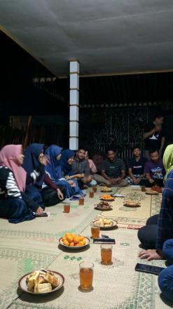 Eratkan Silaturahmi dengan Pemuda, Tim KKN Ikuti Rapat HUT Karang Taruna Dukuh Nengahan.