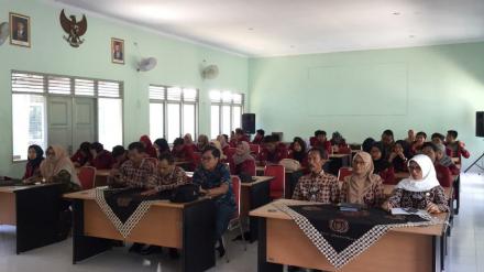 CAMAT SRANDAKAN MELAKUKAN SARASEHAN BERSAMA TIM KKN UMY
