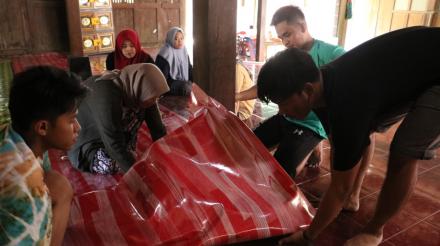 Tim KKN 80 umy lakukan kerja bakti bersihkan posyandu kasih ibu