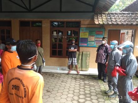 Penyemprotan Desinfektan di Dusun Cagunan Kalurahan Trimurti