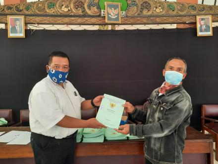 Jogoboyo Trimurti Bagikan Sertifikat Program PTSL 2020