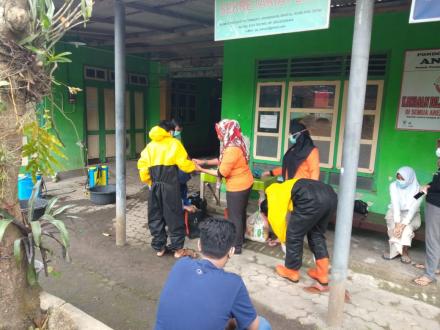 Peduli Covid-19 Satgas Dusun Langsung Semprot disinfektan ke Rumah Warga