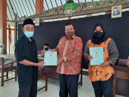 Pembagian Sertifikat Tanah program PTSL