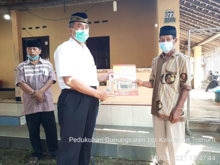 Lurah Trimurti Serahkan Langsung Akta Kematian Kepada Ahli Waris