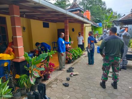 Babinsa Pimpin Penyemprotan Desinfektan di Dusun Srandakan