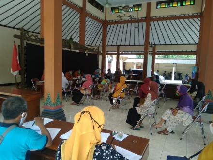 Serentak Lansia Dusun Jetis dan Sapuangin Terima Vaksin Dosis ke II