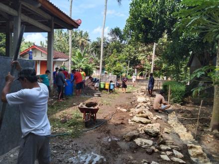 Bersama Warga Gotong Royong Pasang Paving Block