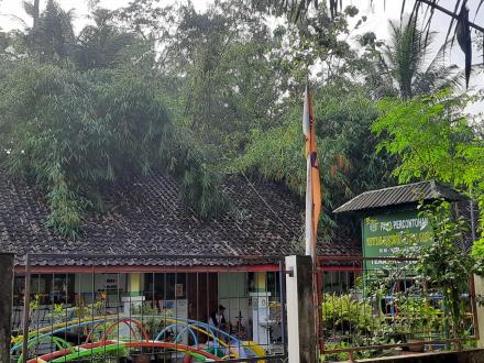 FPRB Trimurti Evakuasi Pohon Tumbang
