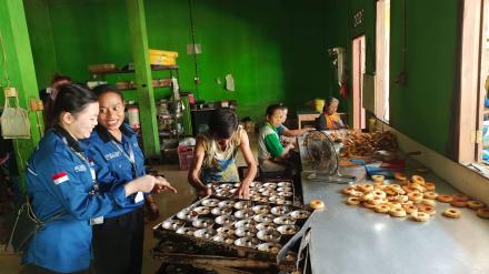 MENGUNJUNGI PABRIK KUE KOLBENG DAN ROTI SISIR YANG MENJADI KESUKAAN MASYARAKAT LOPATI, BANTUL