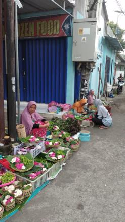 Pedagang Bunga Memenuhi Pasar Mangiran untuk Kebutuhan Nyadran