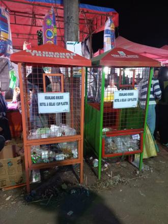 Pemerintah Desa Trimurti Menyediakan Tempat Sampah di Pasar Malam Bakda Mangiran
