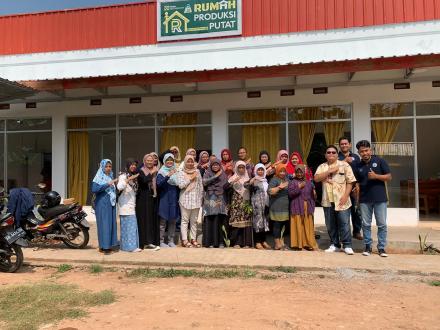 Desa Preneur Kalurahan Trimurti Studi Tiru Kunjungi Rumah Produksi Putat di Pathuk Gunungkidul