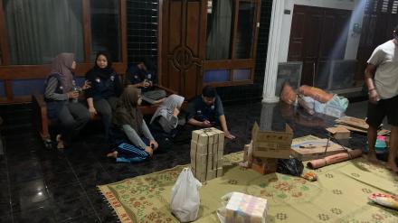 Semangat Gotong Royong Bungkus Ratusan Doorprize Sambut HUT RI ke-79 di Mangiran