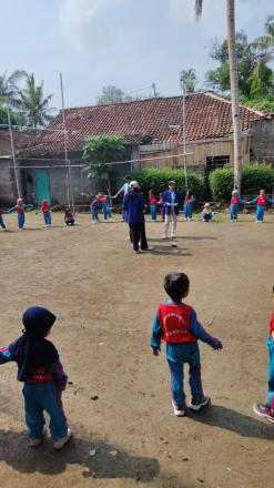 Bermain bersama adik adik TK Negeri Srandakan 