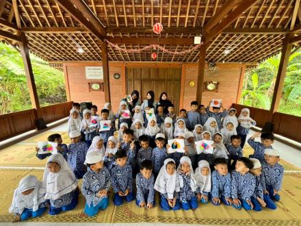 Praktik Pembuatan POP-UP CARD  DI TK ABA Gunungsaren