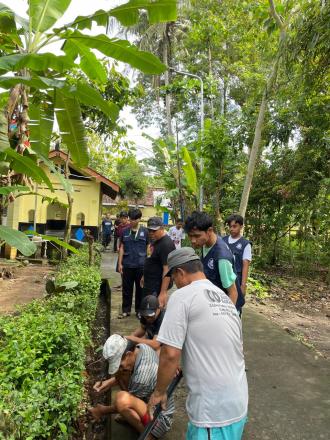 Kerja Bakti Perbaiki Selokan di Kampung Pondok