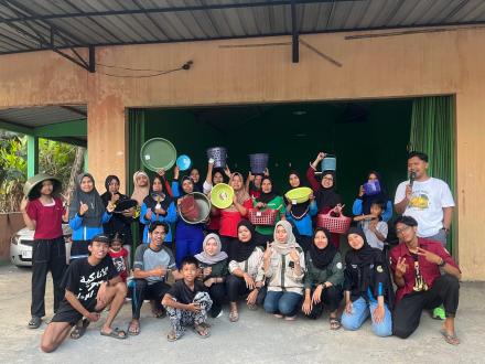 Semarak Senam Bersama Ibu-Ibu Padukuhan Sapuangin, KKN UNTIDAR Bagikan Doorprize